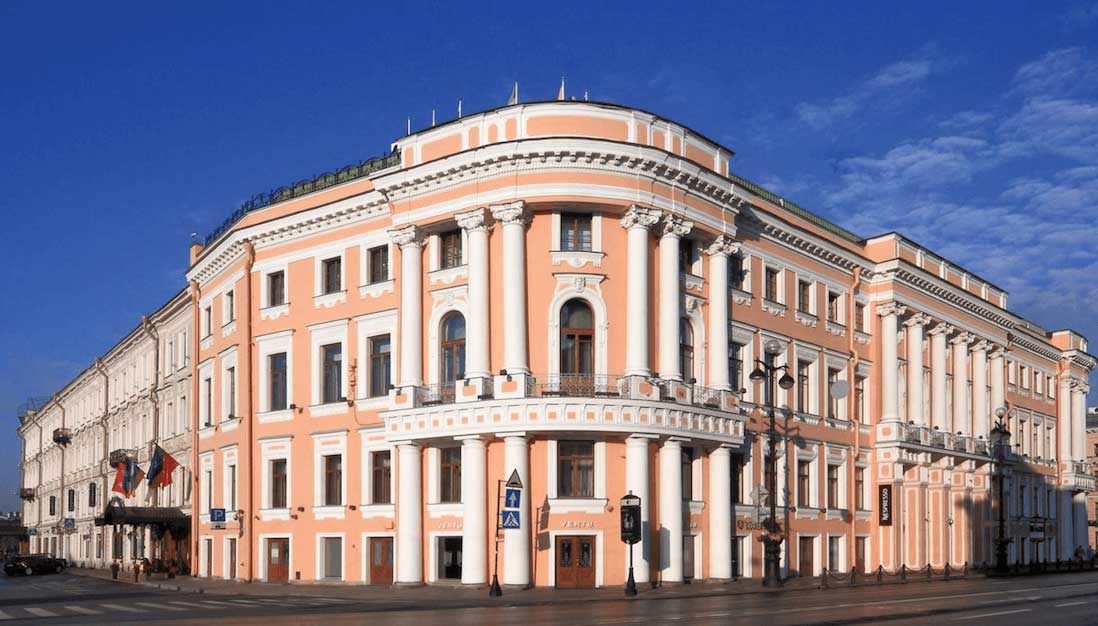 Четырёхэтажное здание персикового цвета