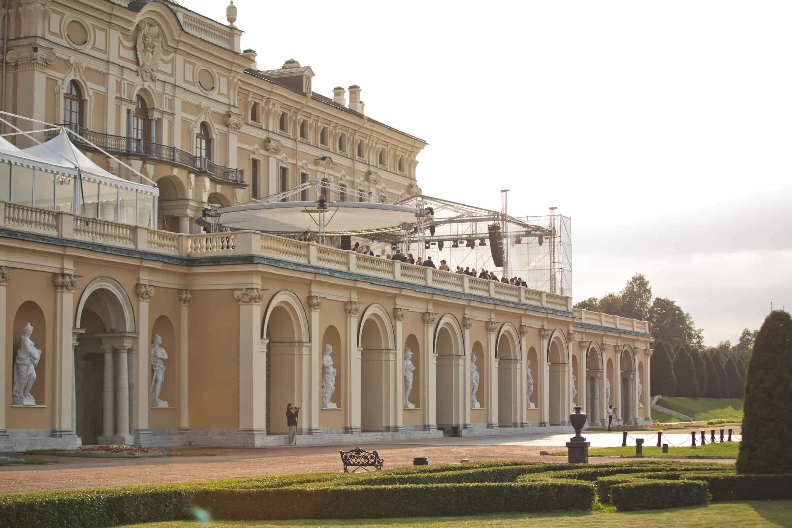 Терраса во время свадебного торжества