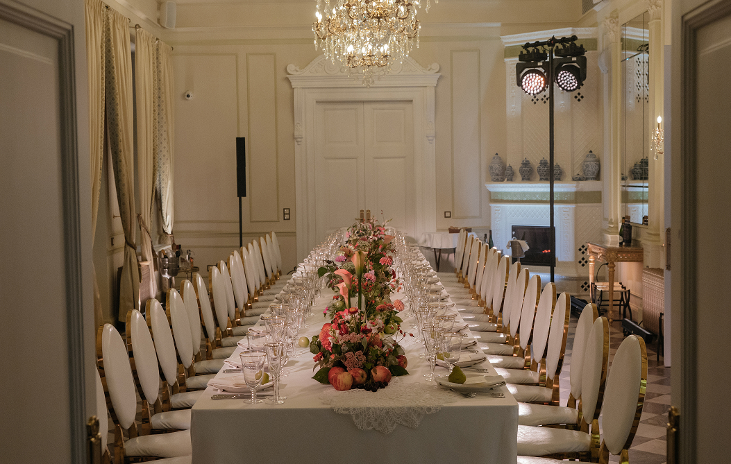 Стол накрыт для приема гостей