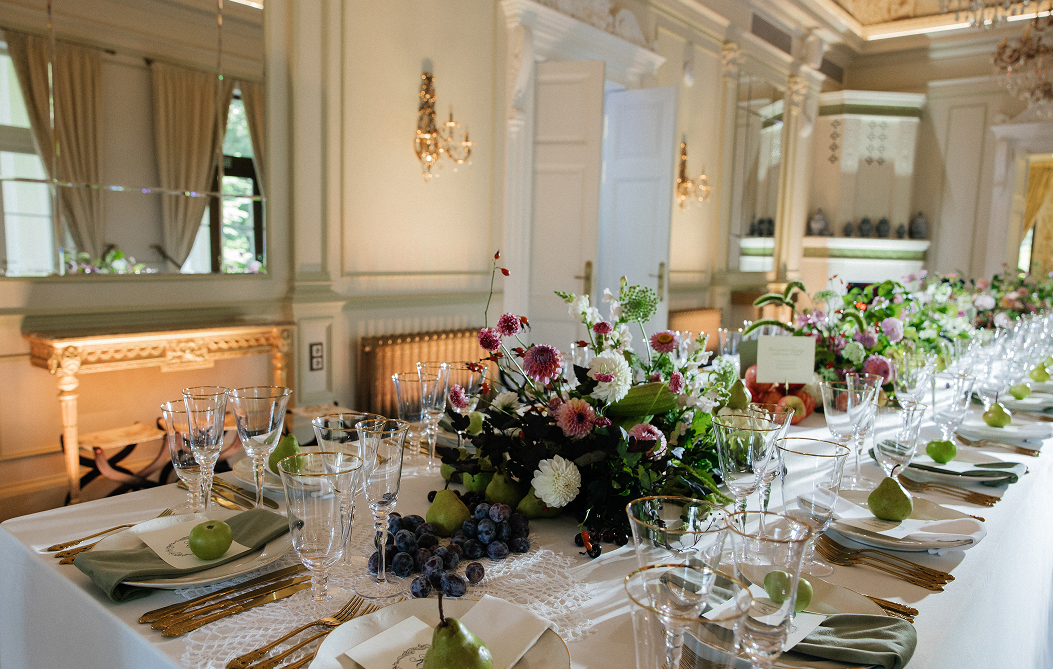 Светлый зал декорированный для проведения свадьбы