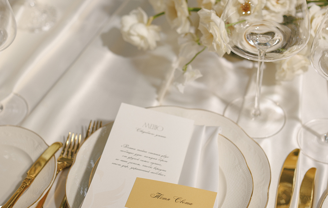 Меню на столе крупным планом