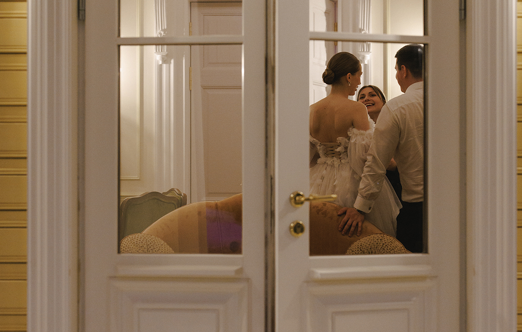 Молодожены весело беседуют с гостями