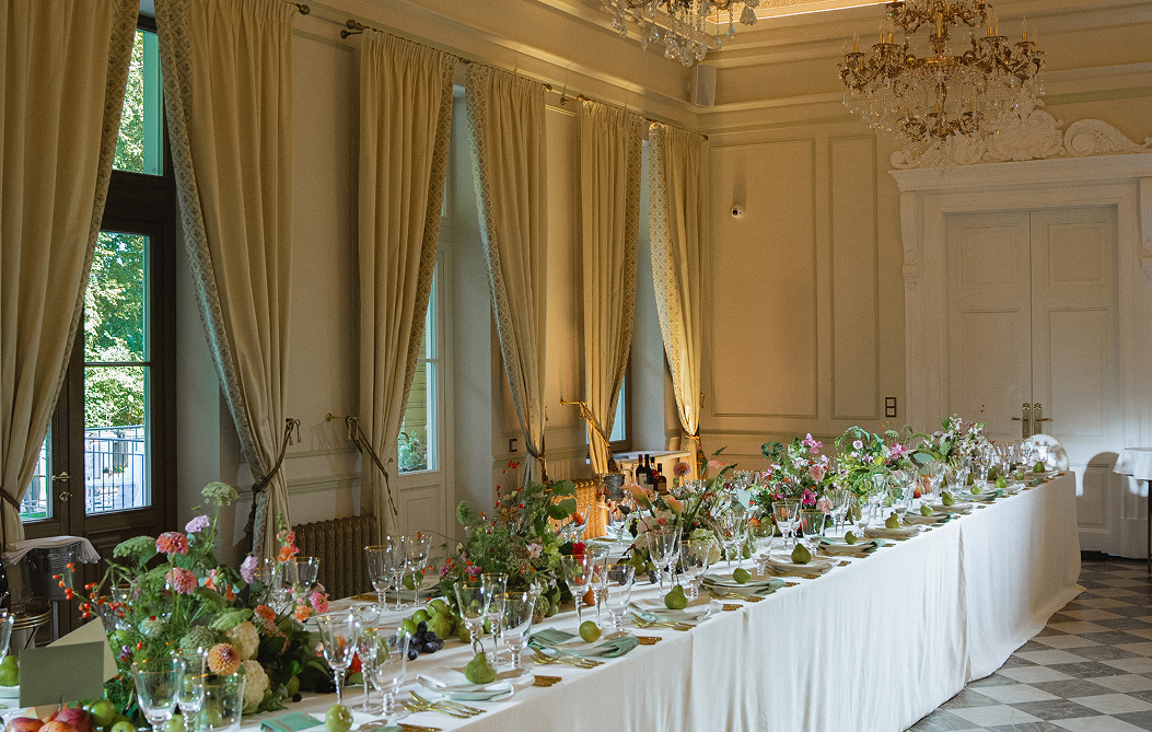 Зал виллы в золотистом освещении