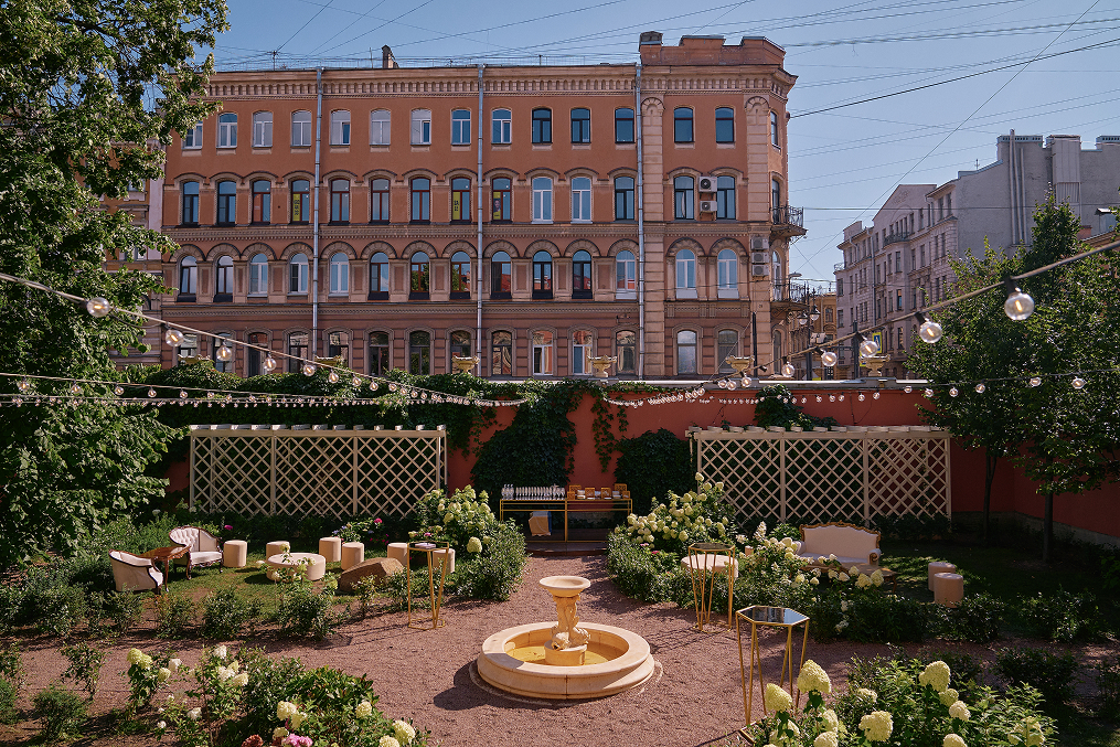 Красивое летнее фото сада в особняке Мясникова