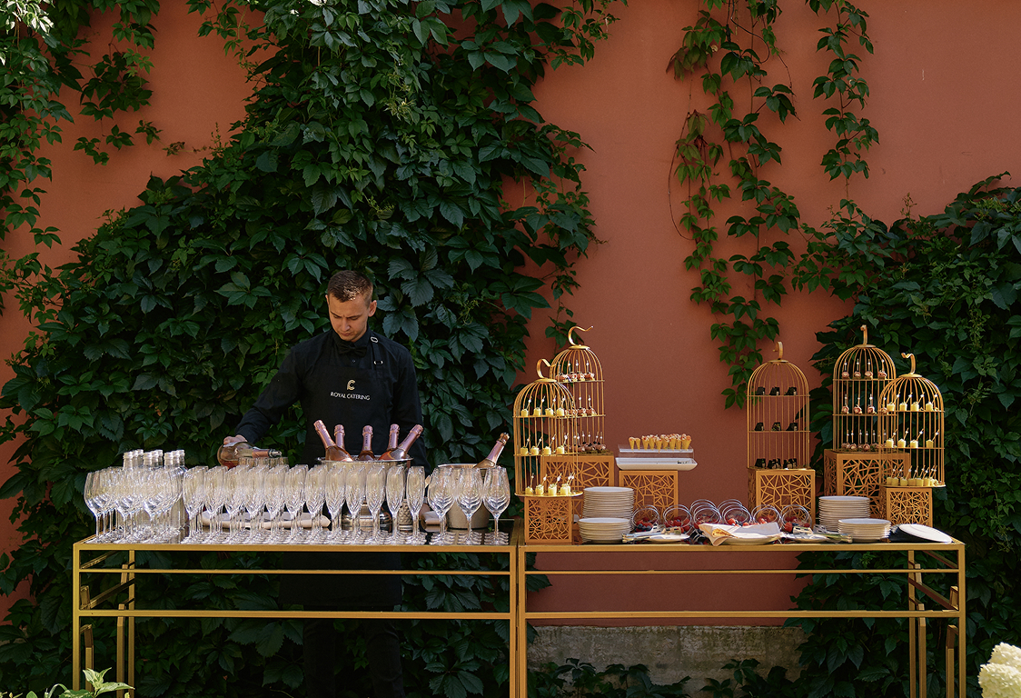 Бар в саду особняка Мясникова с холодными напитками