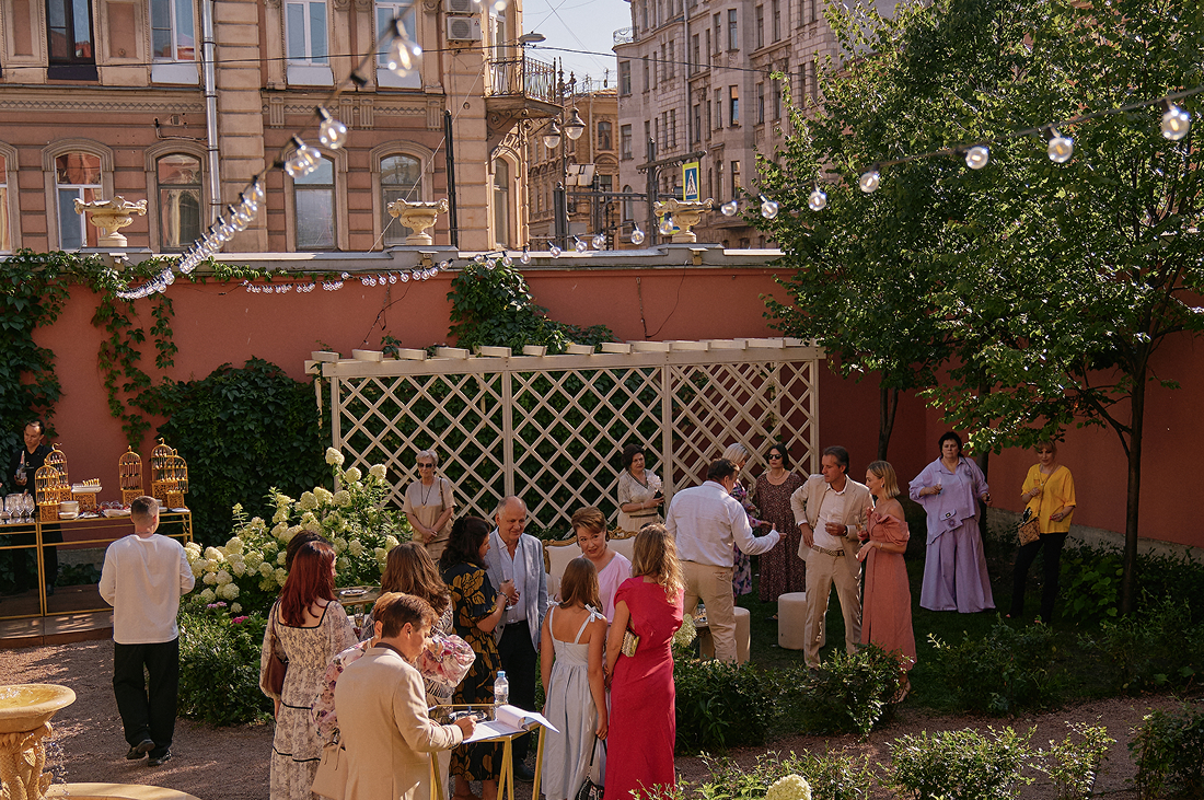Роскошный сад в особняке Мясникова