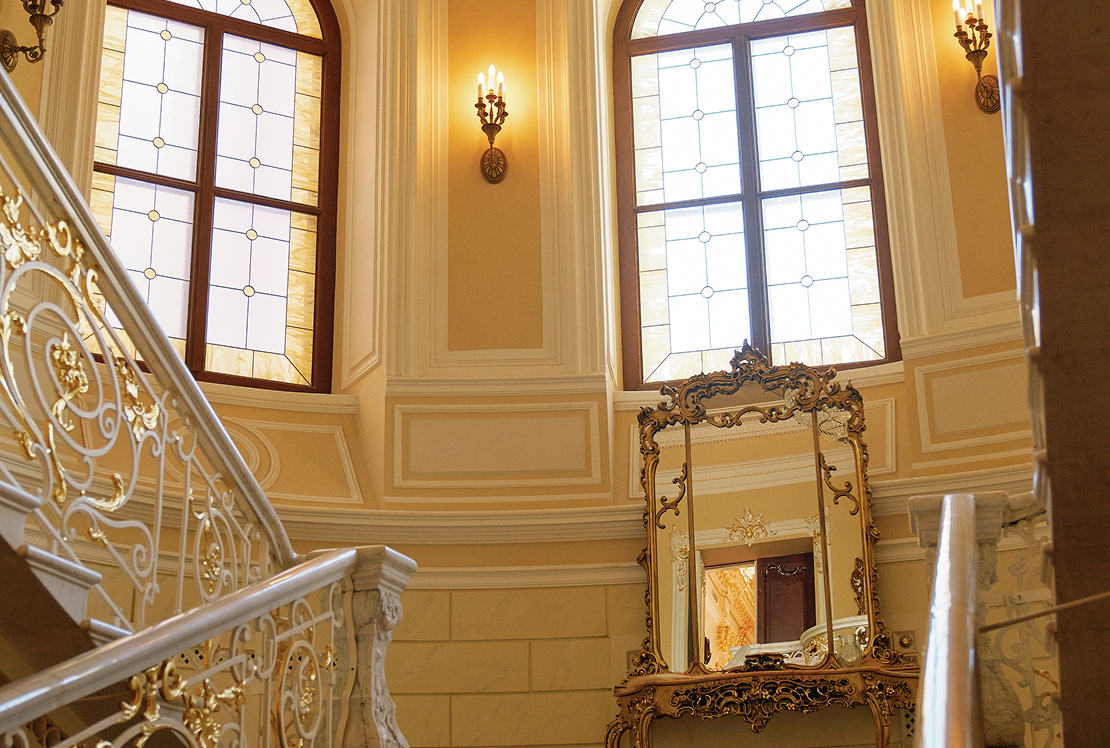 Зеркало в середине парадной лестницы