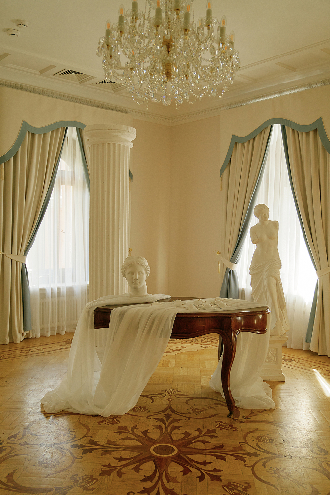 Зал в греческом стиле со статуями и полупрозрачными тканями