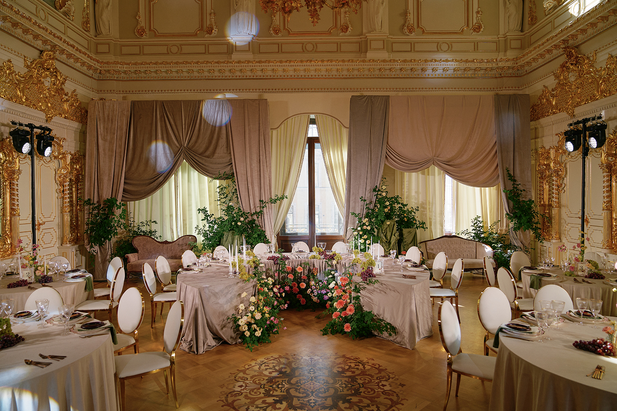 Роскошный свадебный декор из живых цветов, бежевых тканей и света