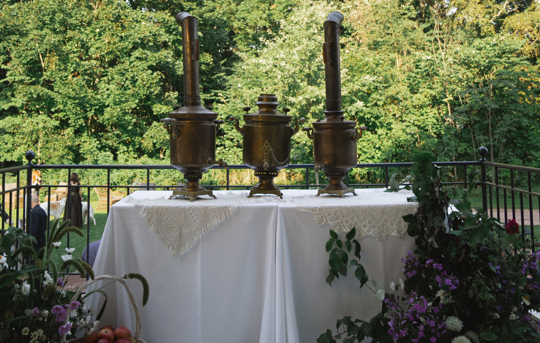 Самовары на столе