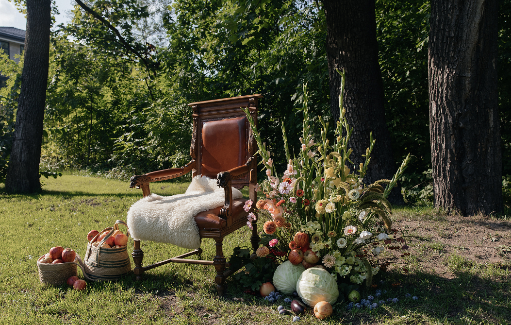Кресло с живыми цветами и яблоками в парке