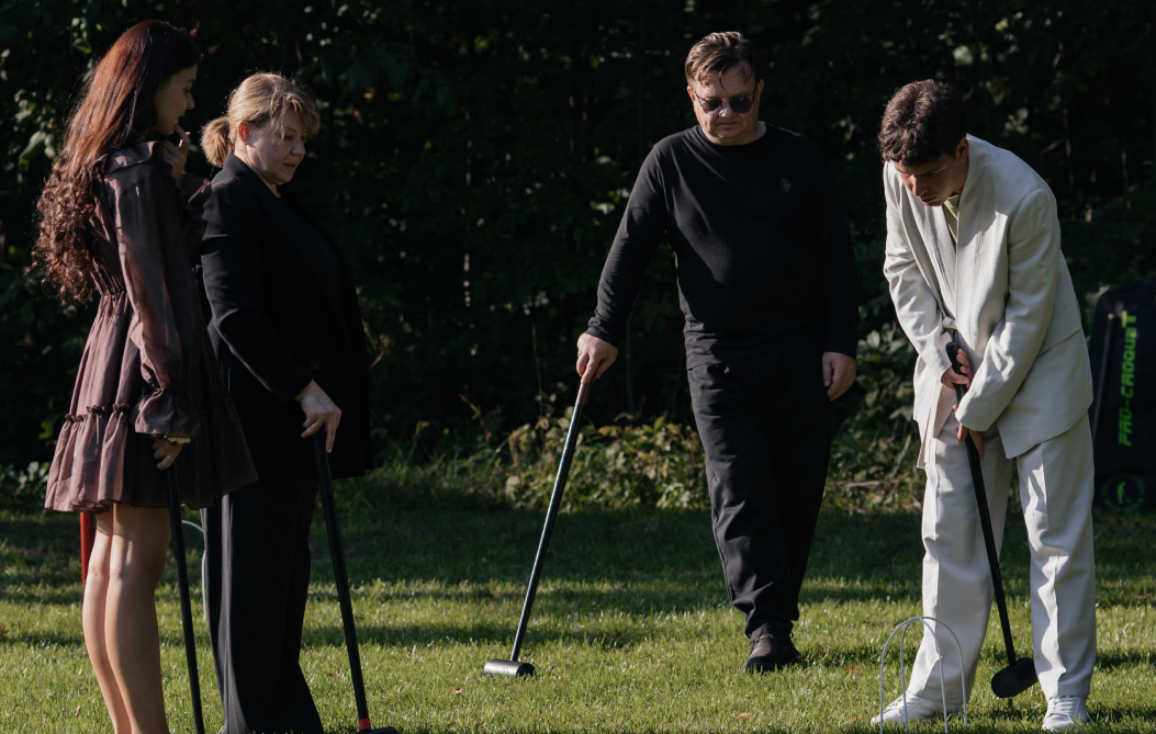 Гости свадьбы играют в гольф