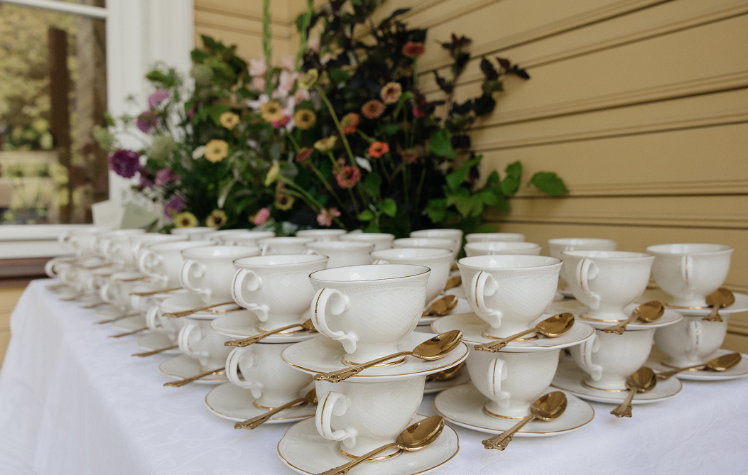 Чайные пары подготовлены для угощения гостей тортом на свадьбе