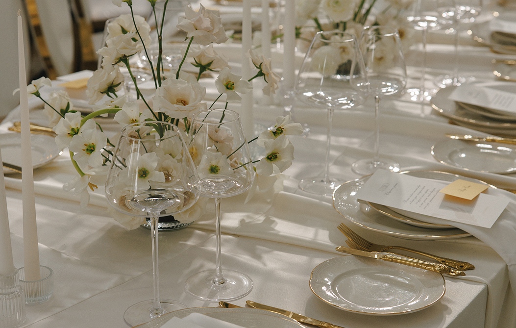 Фото бокалов на столе крупным планом