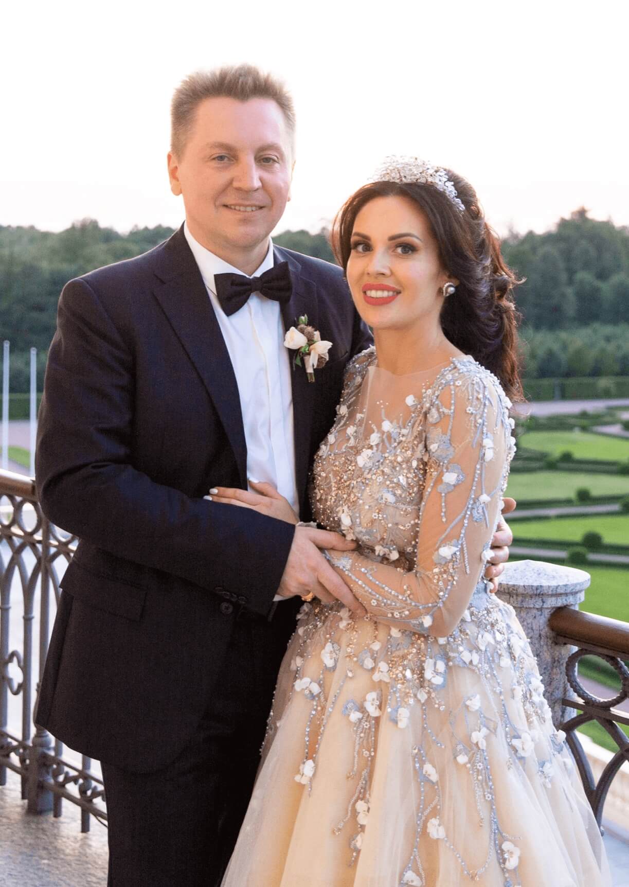 Молодожены на фоне шикарного паркового пейзажа