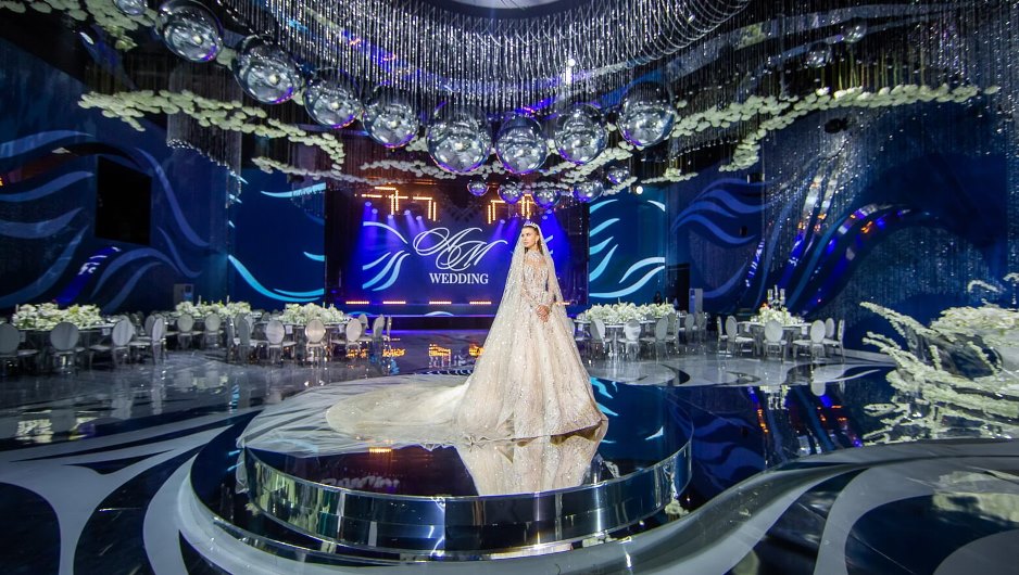 Невеста в роскошных свадебных декорациях синего цвета