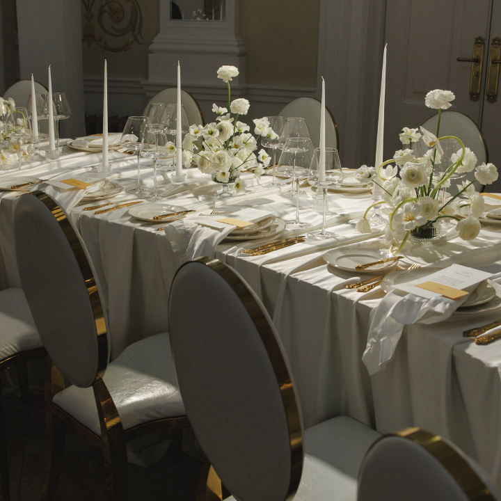 Поцелуй молодоженов на фоне дымного шоу