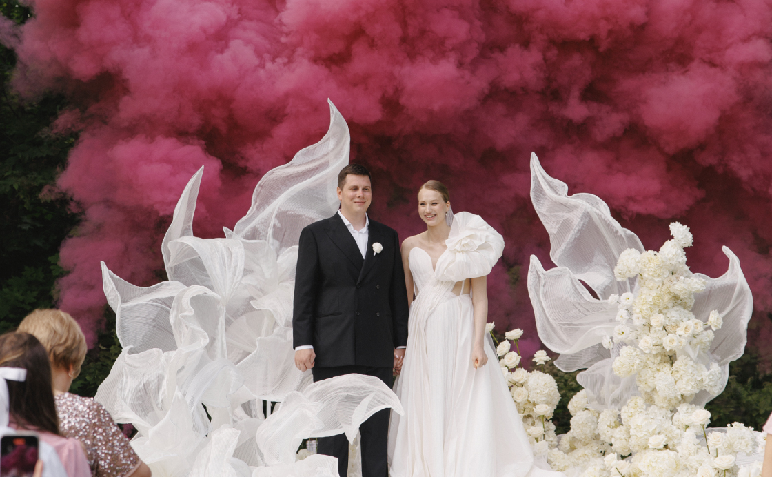 Молодожены на фоне свадебного декора